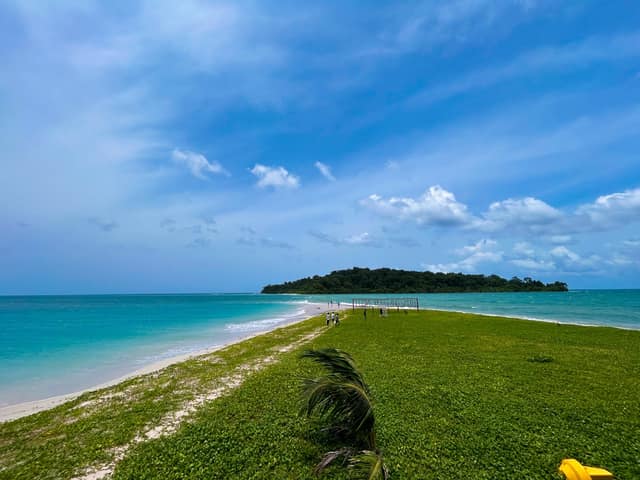 White sandbar connecting Ross and Smith Islands, Diglipur